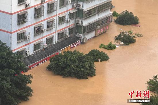 6月23日至24日，贵州省黔东南州榕江县遭遇持续性强降雨。当前，县内平永河、寨蒿河、都柳江水位持续快速上涨。图为6月24日，榕江县城道路、商铺被淹。