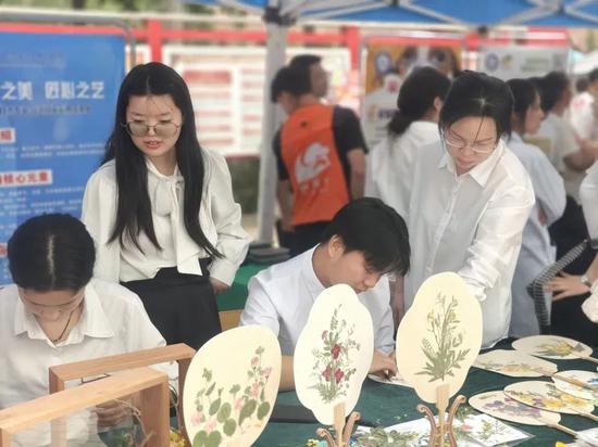 天津职教援疆教师指导学生制作压花团扇。通讯员 张洪红 摄