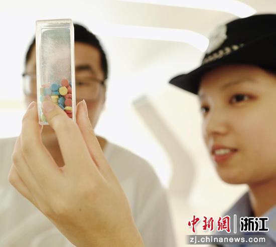 图为:民警科普禁毒知识。中新社发 贺瑞明 摄