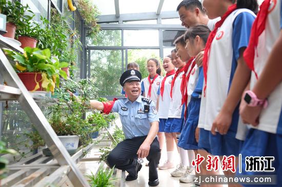 图为:民警开展禁毒宣传。中新社发 贺瑞明 摄