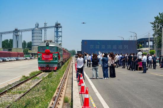 6月23日，首列京疆亚货运班列从北京平谷驶出。