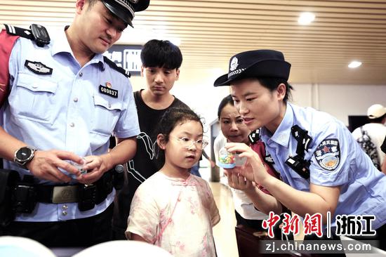 图为:民警开展禁毒宣传。中新社发 贺瑞明 摄