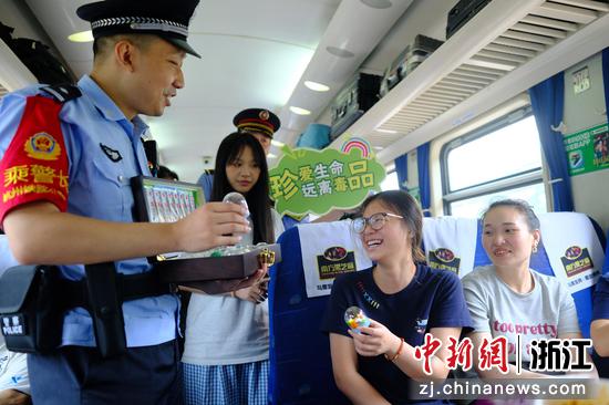 图为:乘警在列车上开展禁毒宣传。中新社发 贺瑞明 摄