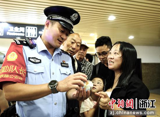 图为:民警科普禁毒知识。中新社发 贺瑞明 摄