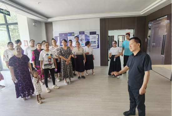 聆听企业介绍公司发展和生产工艺情况�。