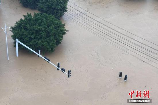 6月23日至24日，贵州省黔东南州榕江县遭遇持续性强降雨。当前，县内平永河、寨蒿河、都柳江水位持续快速上涨。图为6月24日，榕江县城道路被淹。