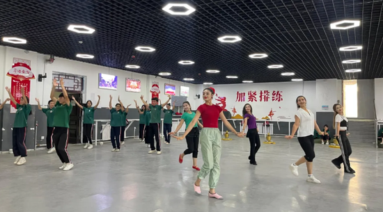 阿凡提歌舞团的演员们正在排练节目。