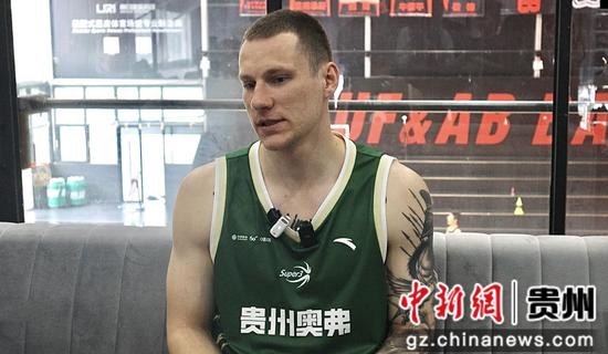 图为斯坦尼斯拉夫·沙罗夫正在接受专访。雷萌 摄 图为斯坦尼斯拉夫·沙罗夫正在接受专访。雷萌 摄