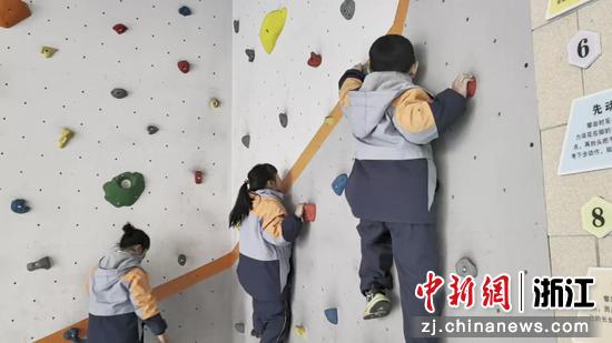 攀岩社团的孩子们在岩壁上挑战自我。双林镇供图 攀岩社团的孩子们在岩壁上挑战自我。双林镇供图