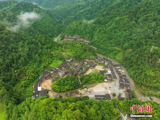 图为航拍石阡尧上民族文化村绿意环绕生态美。（无人机照片）