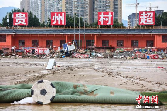 6月25日，贵州“村超”球场淤泥和杂物堆积。6月24日凌晨，受持续强降雨及上游来水叠加影响，贵州省黔东南苗族侗族自治州榕江县境内多条河流水位持续快速上涨，遭遇特大洪水，县城多处低洼地带被淹。险情发生后，当地迅速响应，全力开展抢险救灾工作。目前，榕江县城洪水已逐步退去，清淤清障工作有序开展，电力、供水、通讯等基础设施正抓紧抢修。