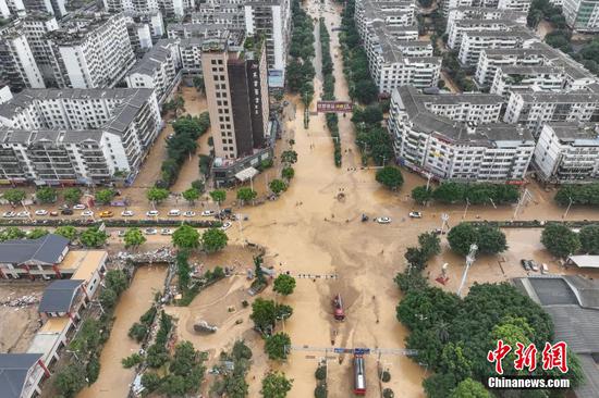 6月25日，航拍榕江县城洪水退去，街道淤泥和杂物堆积。6月24日凌晨，受持续强降雨及上游来水叠加影响，贵州省黔东南苗族侗族自治州榕江县境内多条河流水位持续快速上涨，遭遇特大洪水，县城多处低洼地带被淹。险情发生后，当地迅速响应，全力开展抢险救灾工作。目前，榕江县城洪水已逐步退去，清淤清障工作有序开展，电力、供水、通讯等基础设施正抓紧抢修。（无人机照片）