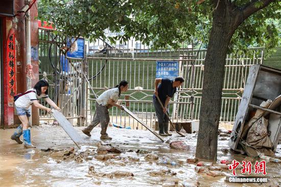 6月25日，榕江县城居民在清理淤泥。6月24日凌晨，受持续强降雨及上游来水叠加影响，贵州省黔东南苗族侗族自治州榕江县境内多条河流水位持续快速上涨，遭遇特大洪水，县城多处低洼地带被淹。险情发生后，当地迅速响应，全力开展抢险救灾工作。目前，榕江县城洪水已逐步退去，清淤清障工作有序开展，电力、供水、通讯等基础设施正抓紧抢修。