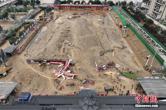 6月25日，航拍榕江县城洪水退去，贵州“村超”球场淤泥和杂物堆积。6月24日凌晨，受持续强降雨及上游来水叠加影响，贵州省黔东南苗族侗族自治州榕江县境内多条河流水位持续快速上涨，遭遇特大洪水，县城多处低洼地带被淹。险情发生后，当地迅速响应，全力开展抢险救灾工作。目前，榕江县城洪水已逐步退去，清淤清障工作有序开展，电力、供水、通讯等基础设施正抓紧抢修。（无人机照片）