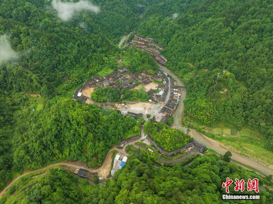 图为航拍石阡尧上民族文化村绿意环绕生态美。（无人机照片）