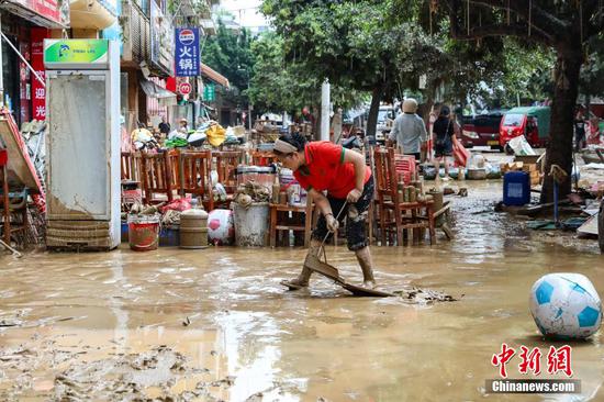 6月25日，榕江县城居民在清理淤泥。6月24日凌晨，受持续强降雨及上游来水叠加影响，贵州省黔东南苗族侗族自治州榕江县境内多条河流水位持续快速上涨，遭遇特大洪水，县城多处低洼地带被淹。险情发生后，当地迅速响应，全力开展抢险救灾工作。目前，榕江县城洪水已逐步退去，清淤清障工作有序开展，电力、供水、通讯等基础设施正抓紧抢修。
