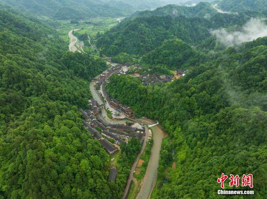 图为航拍石阡尧上民族文化村绿意环绕生态美。（无人机照片）