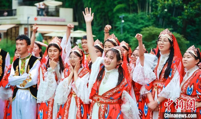 滬疆情韻匯浦江：巴楚青少年與上海學(xué)生以音樂(lè)為媒演繹深情樂(lè)章