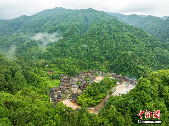 图为航拍石阡尧上民族文化村绿意环绕生态美。（无人机照片）