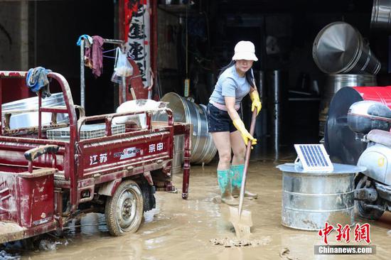 6月25日，榕江县城居民在清理淤泥。6月24日凌晨，受持续强降雨及上游来水叠加影响，贵州省黔东南苗族侗族自治州榕江县境内多条河流水位持续快速上涨，遭遇特大洪水，县城多处低洼地带被淹。险情发生后，当地迅速响应，全力开展抢险救灾工作。目前，榕江县城洪水已逐步退去，清淤清障工作有序开展，电力、供水、通讯等基础设施正抓紧抢修。