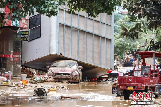 6月25日，榕江县城街道堆积的杂物和淤泥。6月24日凌晨，受持续强降雨及上游来水叠加影响，贵州省黔东南苗族侗族自治州榕江县境内多条河流水位持续快速上涨，遭遇特大洪水，县城多处低洼地带被淹。险情发生后，当地迅速响应，全力开展抢险救灾工作。目前，榕江县城洪水已逐步退去，清淤清障工作有序开展，电力、供水、通讯等基础设施正抓紧抢修。
