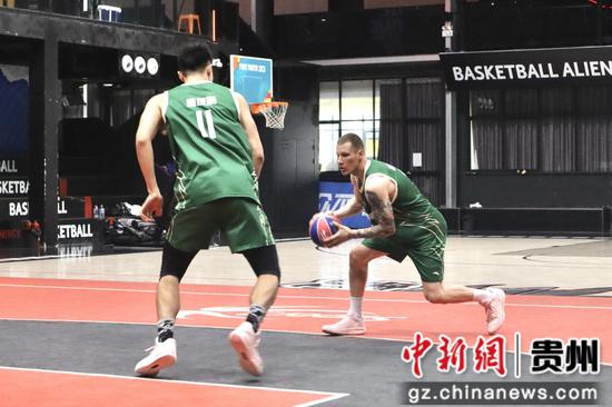 图为沙罗夫正与队友进行日常训练。雷萌 摄 图为沙罗夫正与队友进行日常训练。雷萌 摄