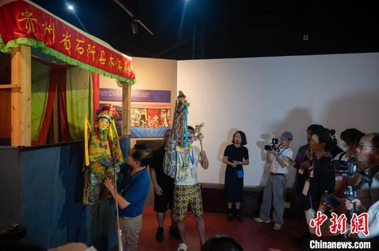 图为6月24日,媒体团在石阡非遗博物馆参观石阡木偶戏展示。唐哲 摄 图为6月24日,媒体团在石阡非遗博物馆参观石阡木偶戏展示。唐哲 摄