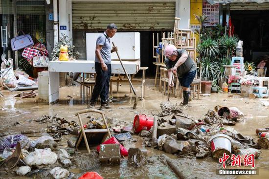 6月25日，榕江县城居民在清理淤泥。6月24日凌晨，受持续强降雨及上游来水叠加影响，贵州省黔东南苗族侗族自治州榕江县境内多条河流水位持续快速上涨，遭遇特大洪水，县城多处低洼地带被淹。险情发生后，当地迅速响应，全力开展抢险救灾工作。目前，榕江县城洪水已逐步退去，清淤清障工作有序开展，电力、供水、通讯等基础设施正抓紧抢修。