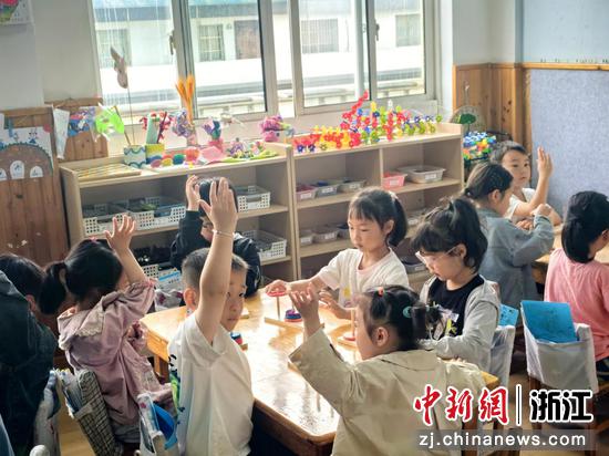 幼儿园小孩参加益智游戏。双林镇供图 幼儿园小孩参加益智游戏。双林镇供图