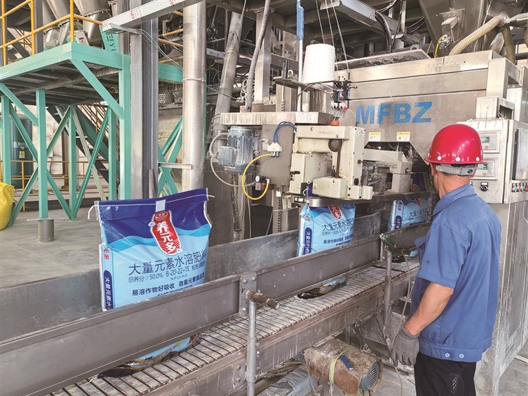 新疆云图水溶肥有限公司智能化生产车间内,年产10万吨的水溶复合肥生产线正开足马力生产。 李柏林摄 新疆云图水溶肥有限公司智能化生产车间内,年产10万吨的水溶复合肥生产线正开足马力生产。 李柏林摄