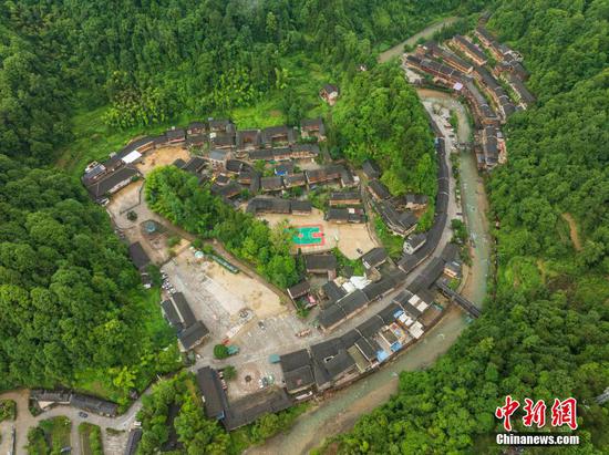 图为航拍石阡尧上民族文化村绿意环绕生态美。（无人机照片）