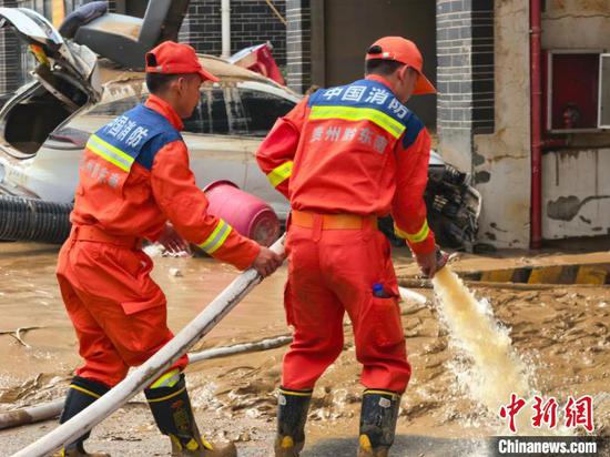 6月26日,消防救援人员在开展清淤作业。榕江县消防救援大队 供图 6月26日,消防救援人员在开展清淤作业。榕江县消防救援大队 供图