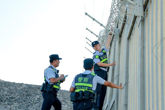 6月25日， 吐鲁番北站派出所民警对辖区铁路防护栅栏进行安全检查。