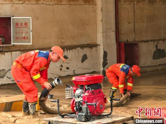 6月26日,消防救援人员在开展排水作业。榕江县消防救援大队 供图 6月26日,消防救援人员在开展排水作业。榕江县消防救援大队 供图