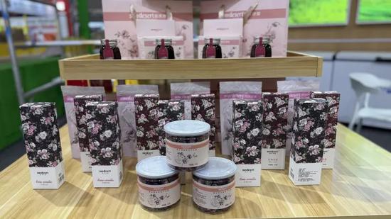 和田特色产品亮相展馆。努尔古再丽 摄f