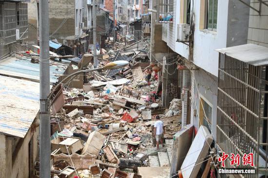 6月26日，榕江县城内一街道受灾严重。