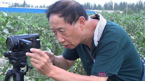 朱泰曾用摄像机记录阿日希村变化。朱红杰 摄