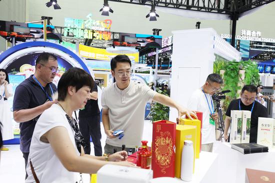 向过往客商介绍托克逊县产品。 向过往客商介绍托克逊县产品。