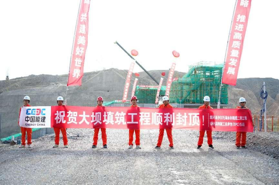大坝封顶现场。尹思源 摄