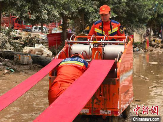 6月26日,消防救援人员在操作排水设备。榕江县消防救援大队 供图 6月26日,消防救援人员在操作排水设备。榕江县消防救援大队 供图
