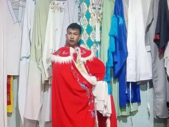 伊力哈木展示青衣服装

。