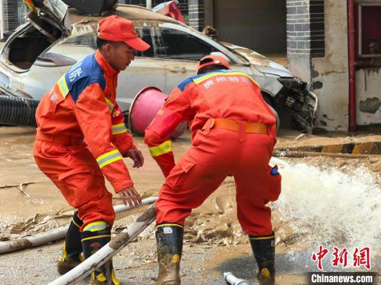 6月26日,消防救援人员在开展清淤作业。榕江县消防救援大队 供图 6月26日,消防救援人员在开展清淤作业。榕江县消防救援大队 供图
