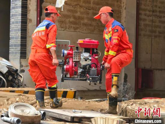 6月26日,消防救援人员在搬运排水设备。榕江县消防救援大队 供图 6月26日,消防救援人员在搬运排水设备。榕江县消防救援大队 供图