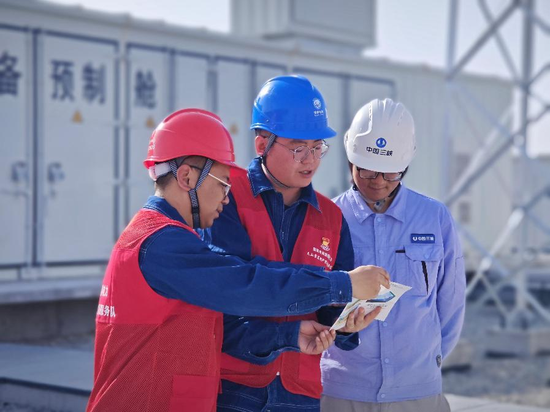 6月13日,国家电网巴州供电公司“天山雪莲”共产党员服务队的两名党员在“疆电外送”第四通道配套电源项目(35千伏三峡变电站)开展电力设施保护宣传教育。郭城 摄 6月13日,国家电网巴州供电公司“天山雪莲”共产党员服务队的两名党员在“疆电外送”第四通道配套电源项目(35千伏三峡变电站)开展电力设施保护宣传教育。郭城 摄