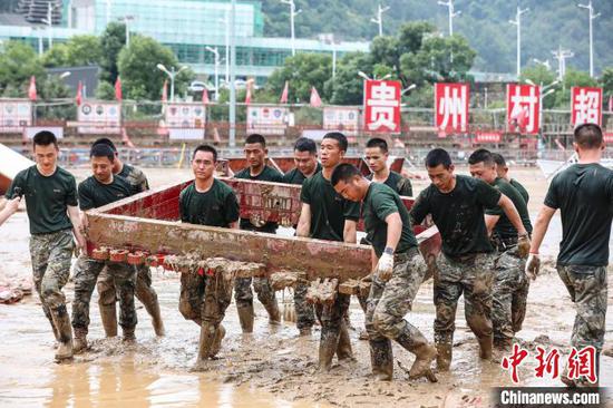 6月25日,武警贵州总队黔东南支队官兵在清理贵州“村超”球场的杂物。中新网记者瞿宏伦 摄 6月25日,武警贵州总队黔东南支队官兵在清理贵州“村超”球场的杂物。中新网记者瞿宏伦 摄