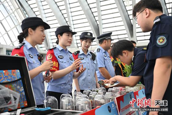 图为天津铁路公安处民警和天津市戒毒局滨海强制戒毒所在天津西站向旅客宣传禁毒常识。（北京铁路公安局天津铁路公安处供图）
