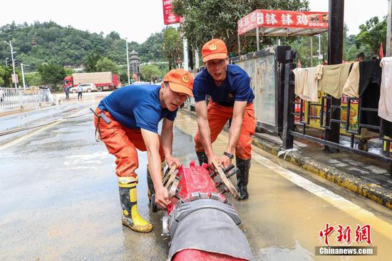 6月26日，黔南州消防救援支队消防救援人员在整理排水管。