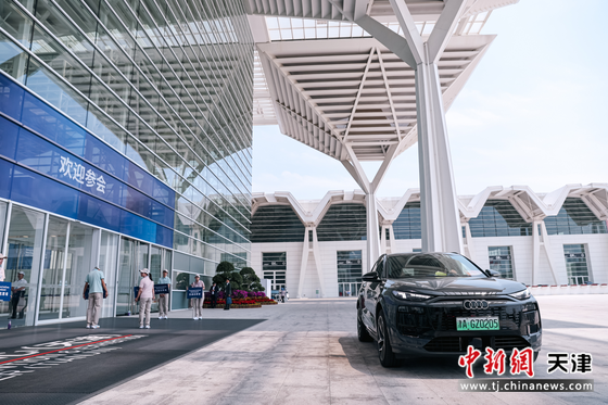图为夏季达沃斯论坛场馆外,一汽奥迪旗下Q6L e-tron接驳车。(活动方供图) 图为夏季达沃斯论坛场馆外,一汽奥迪旗下Q6L e-tron接驳车。(活动方供图)