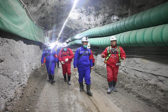 4月23日,承建若羌卡尔恰尔萤石矿选矿厂建设工程的中国五冶集团项目部党支部联合业主单位共同开展了党建共建联建暨主题党日活动,活动紧扣“强党性、找差距、明方向——落实安全生产责任 共筑安全生产防线”主题,组织参观矿井和对标学习。张雪松 摄 4月23日,承建若羌卡尔恰尔萤石矿选矿厂建设工程的中国五冶集团项目部党支部联合业主单位共同开展了党建共建联建暨主题党日活动,活动紧扣“强党性、找差距、明方向——落实安全生产责任 共筑安全生产防线”主题,组织参观矿井和对标学习。张雪松 摄