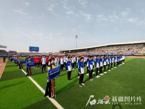 七国球员汇聚在岳普湖县体育场。石榴云/新疆日报记者 黄兴摄